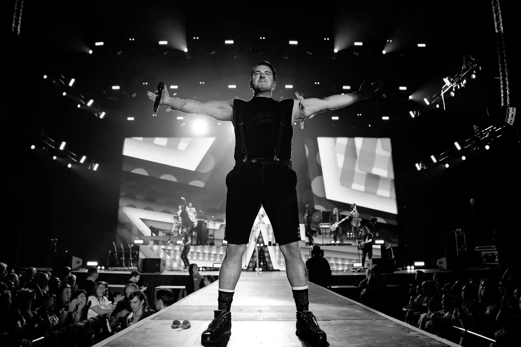 29.04.2023 Andreas Gabalier auf seiner Dirndl Wahnsinn Hulapalu Tour 2023 in der Festhalle Frankfurt. 29.04.2023 Andreas Gabalier auf seiner Dirndl Wahnsinn Hulapalu Tour 2023 in der Festhalle Frankfurt.