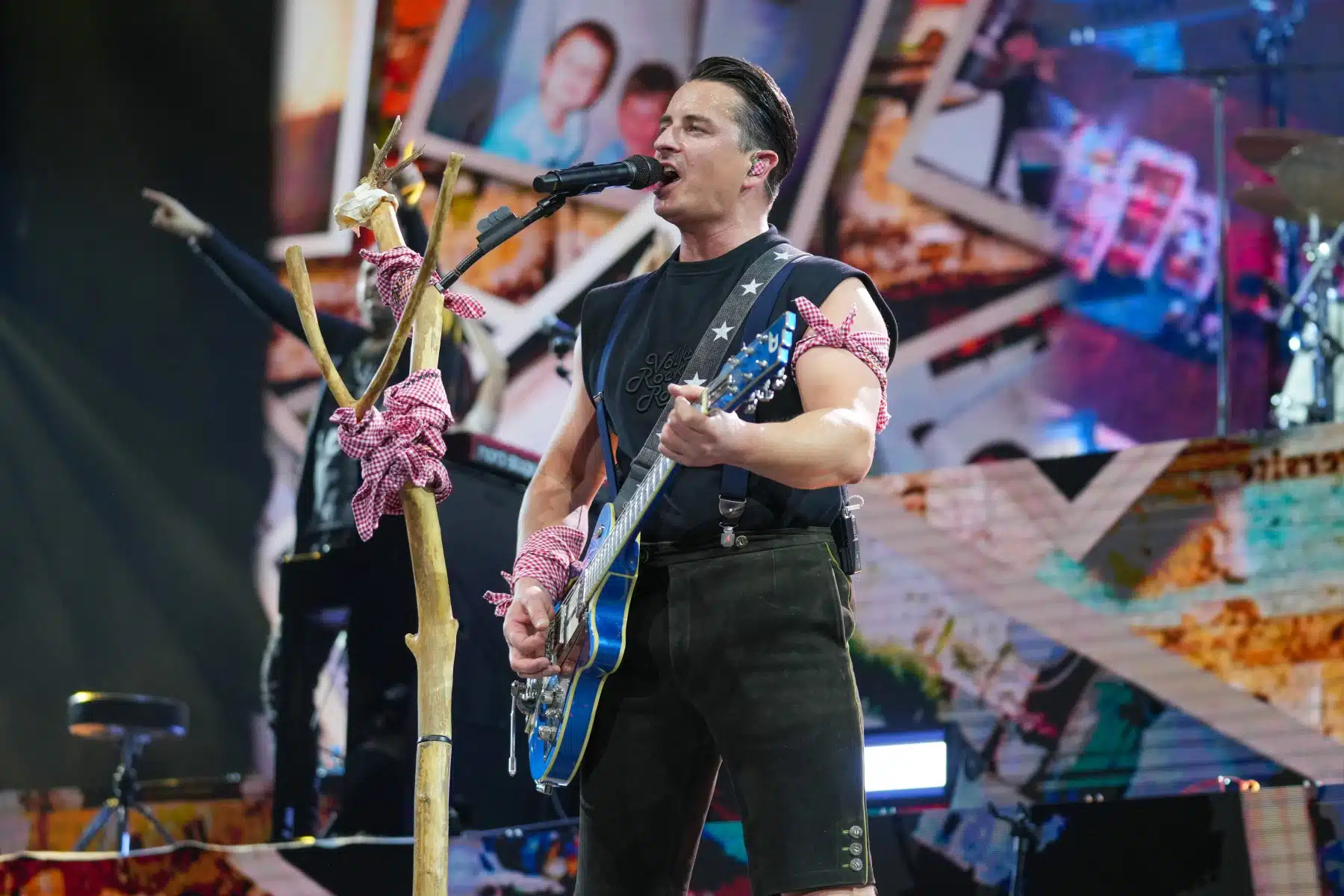 29.04.2023 Andreas Gabalier auf seiner Dirndl Wahnsinn Hulapalu Tour 2023 in der Festhalle Frankfurt. 29.04.2023 Andreas Gabalier auf seiner Dirndl Wahnsinn Hulapalu Tour 2023 in der Festhalle Frankfurt.