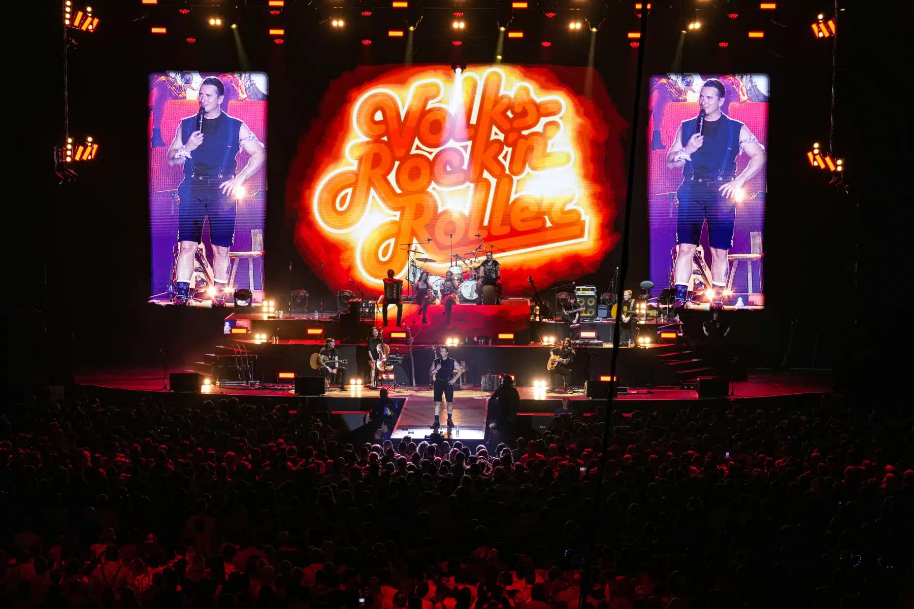 29.04.2023 Andreas Gabalier auf seiner Dirndl Wahnsinn Hulapalu Tour 2023 in der Festhalle Frankfurt. 29.04.2023 Andreas Gabalier auf seiner Dirndl Wahnsinn Hulapalu Tour 2023 in der Festhalle Frankfurt.