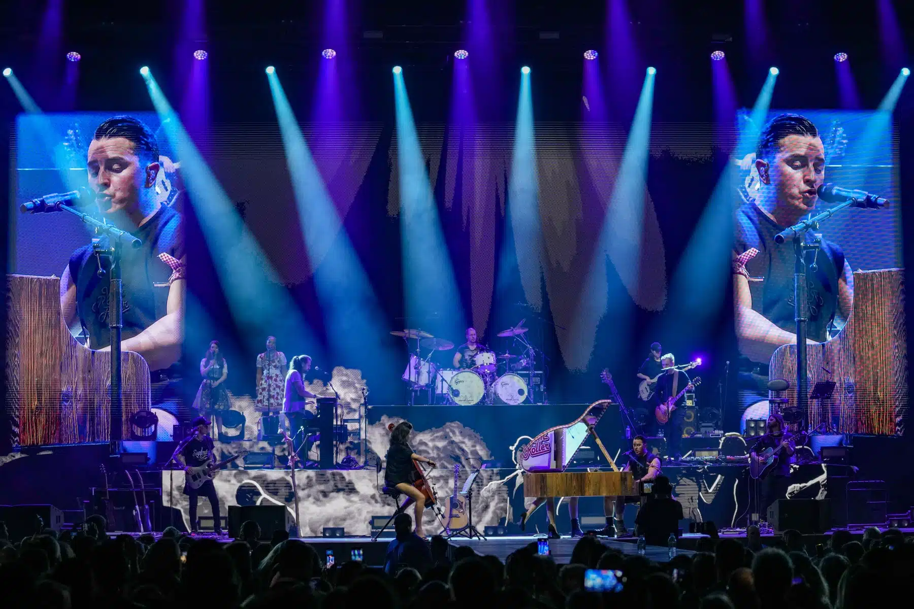 29.04.2023 Andreas Gabalier auf seiner Dirndl Wahnsinn Hulapalu Tour 2023 in der Festhalle Frankfurt. 29.04.2023 Andreas Gabalier auf seiner Dirndl Wahnsinn Hulapalu Tour 2023 in der Festhalle Frankfurt.