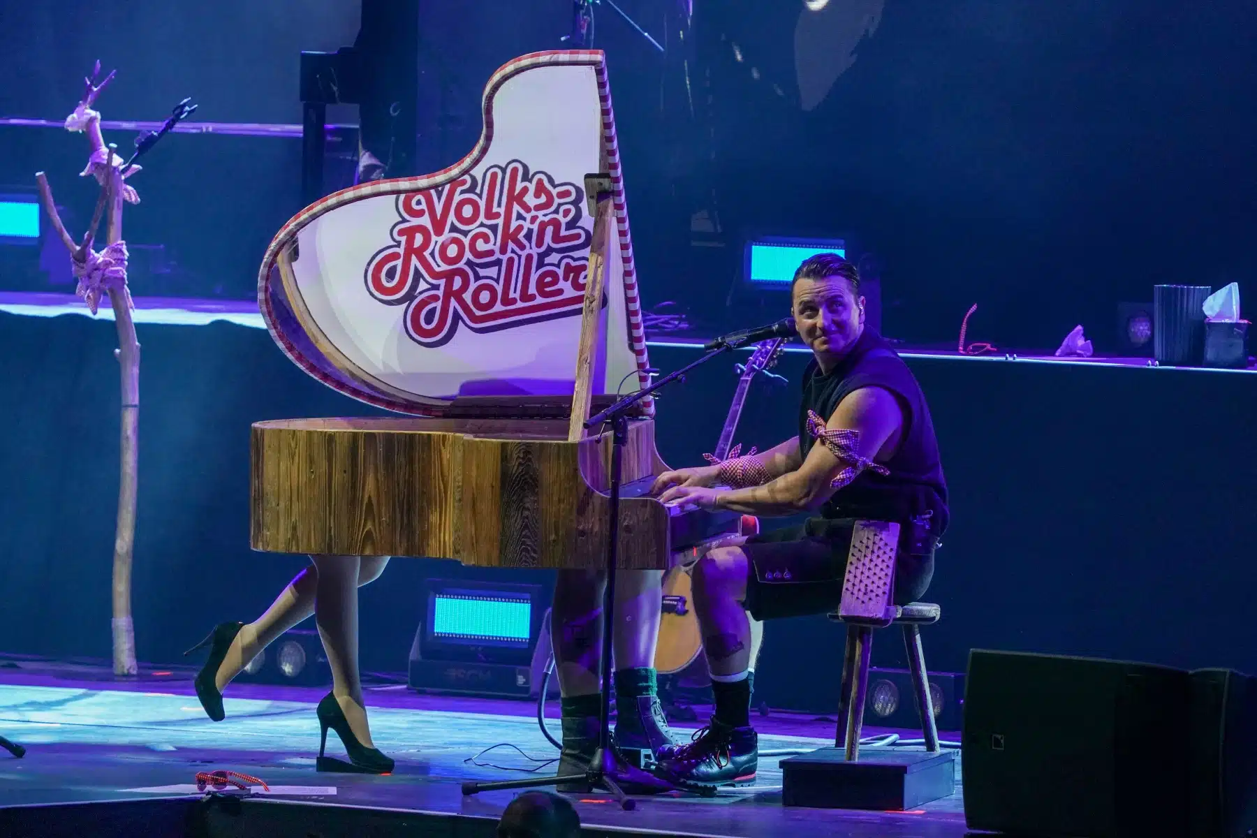 29.04.2023 Andreas Gabalier auf seiner Dirndl Wahnsinn Hulapalu Tour 2023 in der Festhalle Frankfurt. 29.04.2023 Andreas Gabalier auf seiner Dirndl Wahnsinn Hulapalu Tour 2023 in der Festhalle Frankfurt.