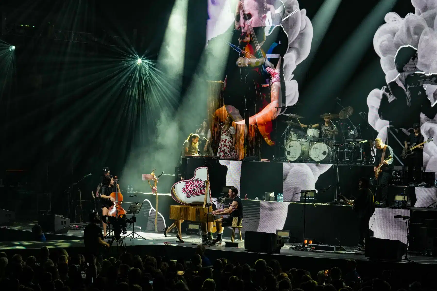 29.04.2023 Andreas Gabalier auf seiner Dirndl Wahnsinn Hulapalu Tour 2023 in der Festhalle Frankfurt. 29.04.2023 Andreas Gabalier auf seiner Dirndl Wahnsinn Hulapalu Tour 2023 in der Festhalle Frankfurt.