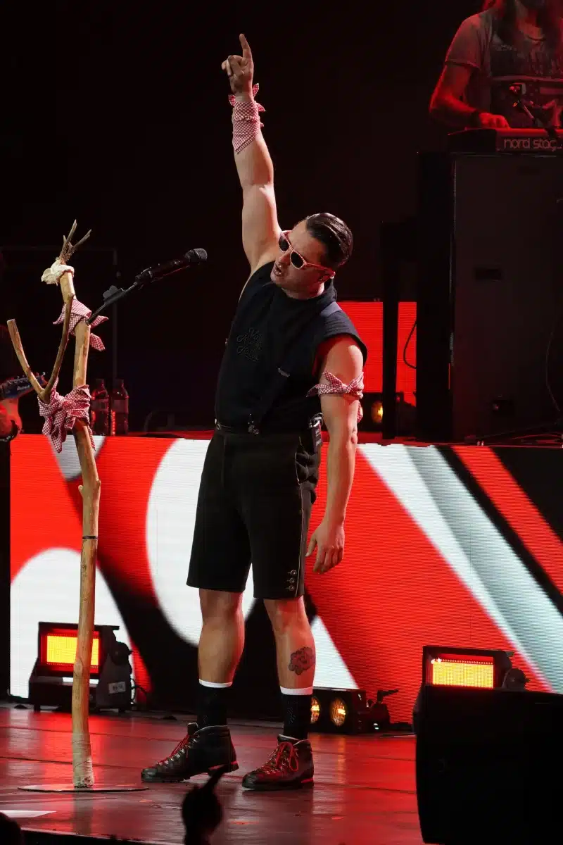 29.04.2023 Andreas Gabalier auf seiner Dirndl Wahnsinn Hulapalu Tour 2023 in der Festhalle Frankfurt. 29.04.2023 Andreas Gabalier auf seiner Dirndl Wahnsinn Hulapalu Tour 2023 in der Festhalle Frankfurt.