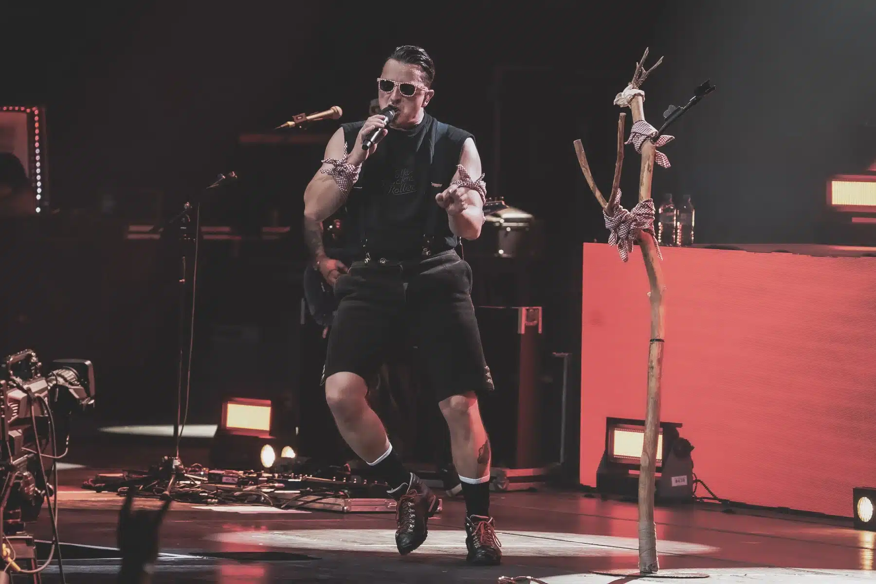 29.04.2023 Andreas Gabalier auf seiner Dirndl Wahnsinn Hulapalu Tour 2023 in der Festhalle Frankfurt. 29.04.2023 Andreas Gabalier auf seiner Dirndl Wahnsinn Hulapalu Tour 2023 in der Festhalle Frankfurt.