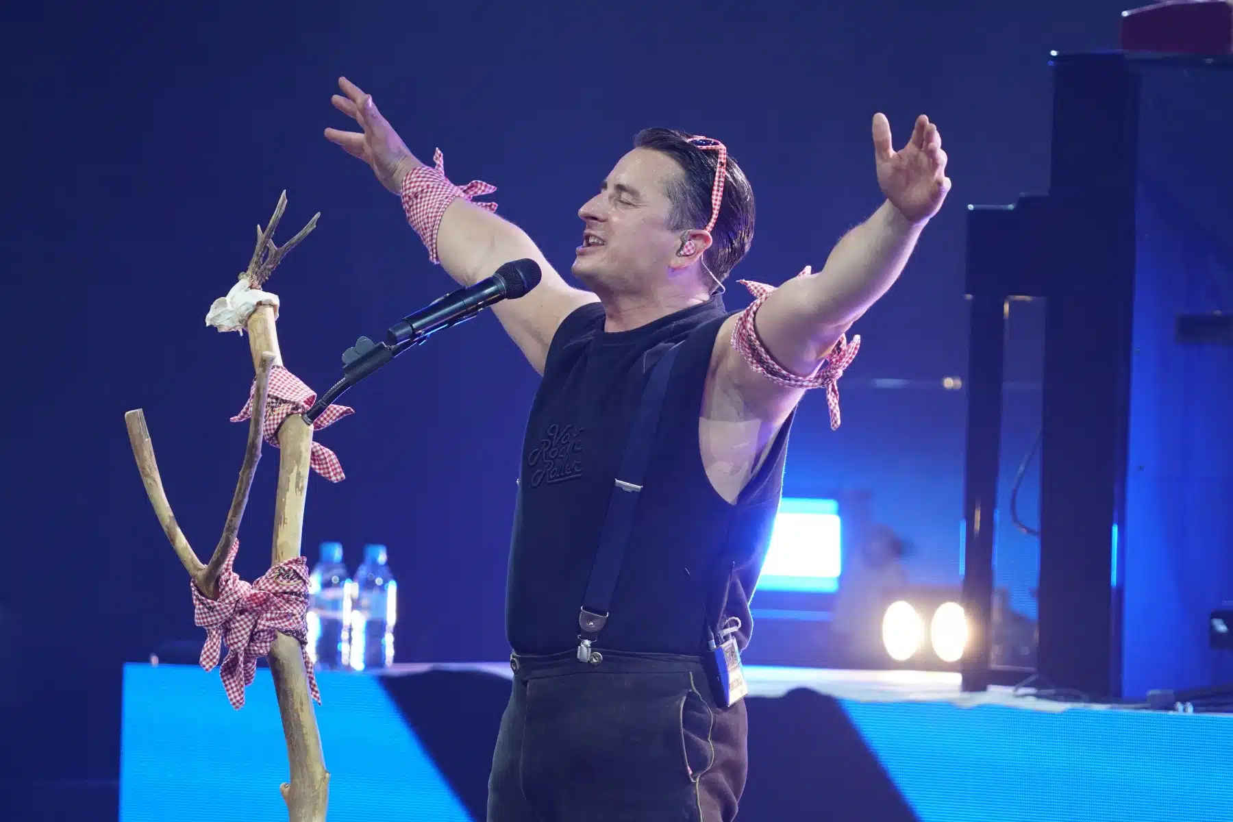 29.04.2023 Andreas Gabalier auf seiner Dirndl Wahnsinn Hulapalu Tour 2023 in der Festhalle Frankfurt. 29.04.2023 Andreas Gabalier auf seiner Dirndl Wahnsinn Hulapalu Tour 2023 in der Festhalle Frankfurt.