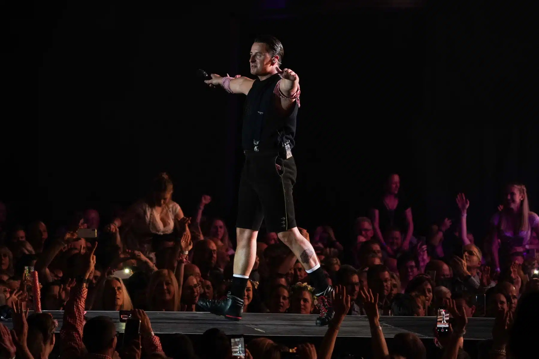 29.04.2023 Andreas Gabalier auf seiner Dirndl Wahnsinn Hulapalu Tour 2023 in der Festhalle Frankfurt. 29.04.2023 Andreas Gabalier auf seiner Dirndl Wahnsinn Hulapalu Tour 2023 in der Festhalle Frankfurt.