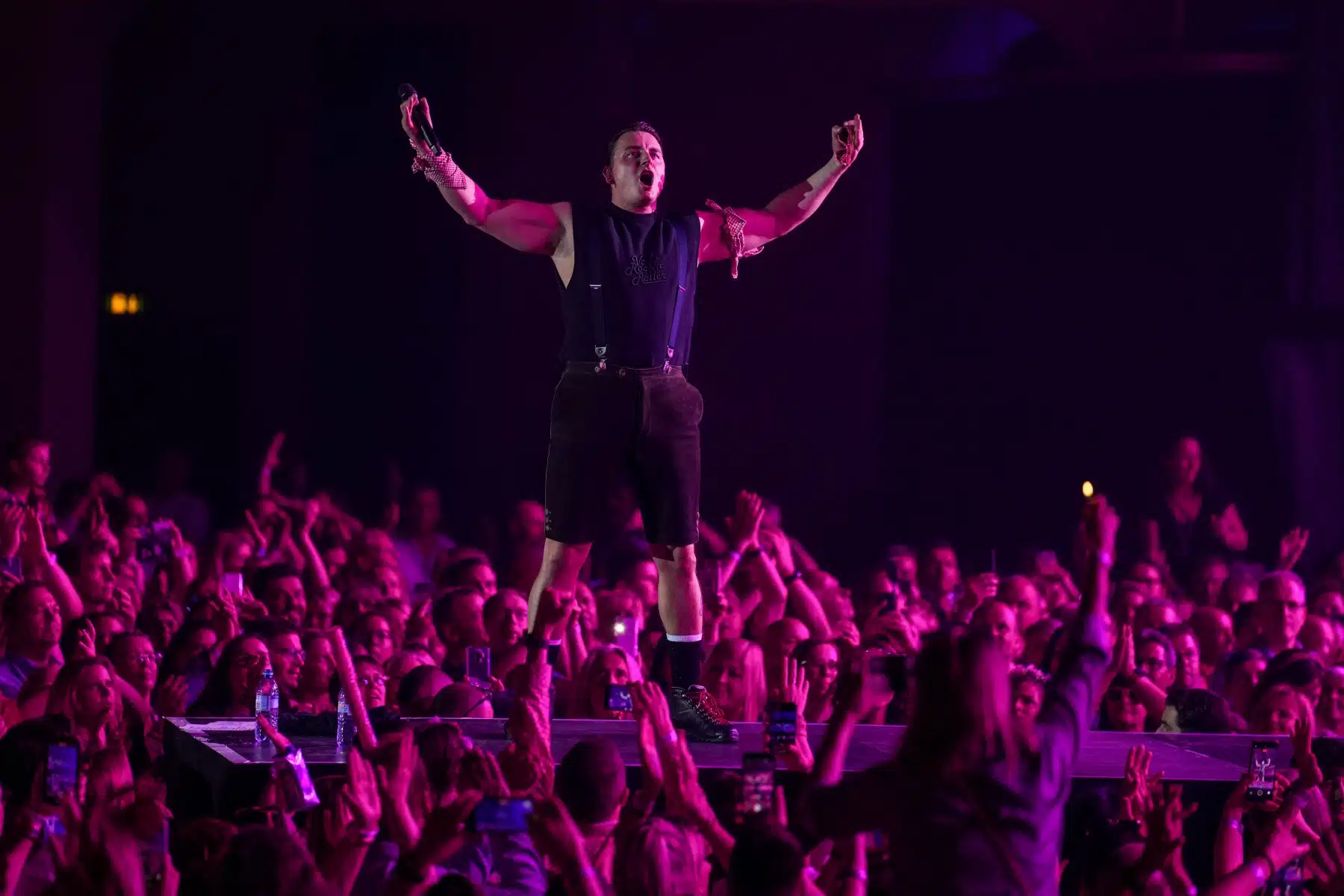 29.04.2023 Andreas Gabalier auf seiner Dirndl Wahnsinn Hulapalu Tour 2023 in der Festhalle Frankfurt. 29.04.2023 Andreas Gabalier auf seiner Dirndl Wahnsinn Hulapalu Tour 2023 in der Festhalle Frankfurt.