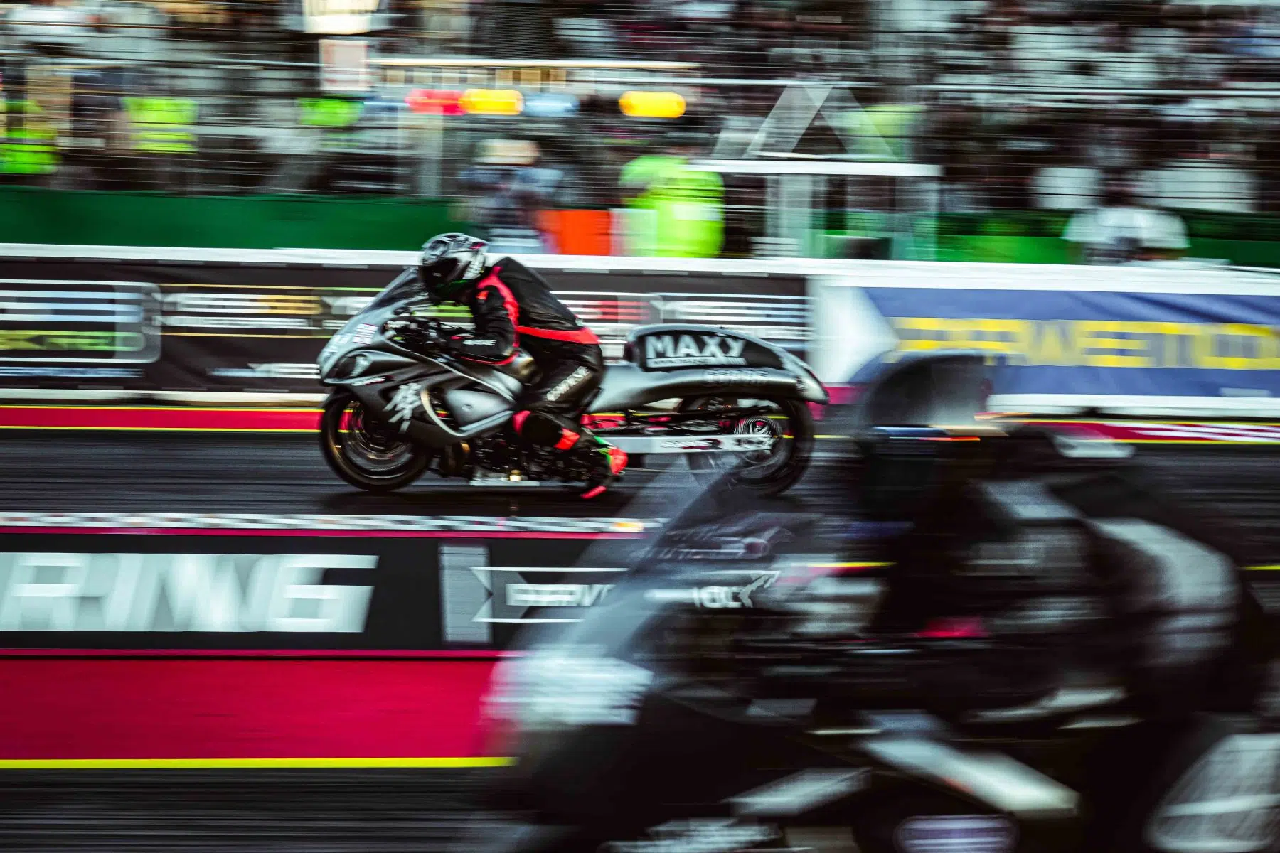 NitrOlympX - Wenn die Luft brennt und das Motodrom zittert auf dem Hockenheimring am 30.08.2025.
Foto © by Boris Korpak/ bokopictures NitrOlympX - Wenn die Luft brennt und das Motodrom zittert auf dem Hockenheimring am 30.08.2025.
Foto © by Boris Korpak/ bokopictures