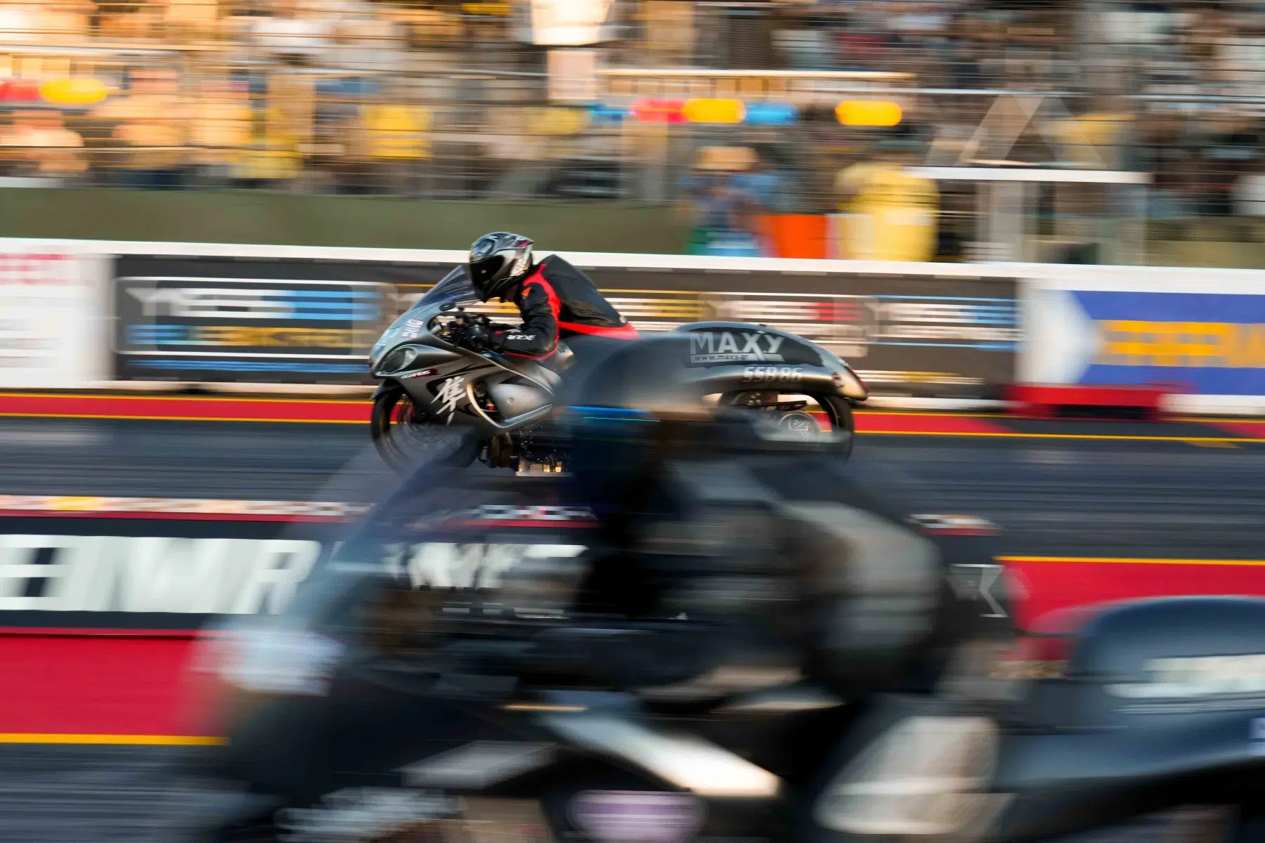 NitrOlympX - Wenn die Luft brennt und das Motodrom zittert auf dem Hockenheimring am 30.08.2025.
Foto © by Boris Korpak/ bokopictures NitrOlympX - Wenn die Luft brennt und das Motodrom zittert auf dem Hockenheimring am 30.08.2025.
Foto © by Boris Korpak/ bokopictures