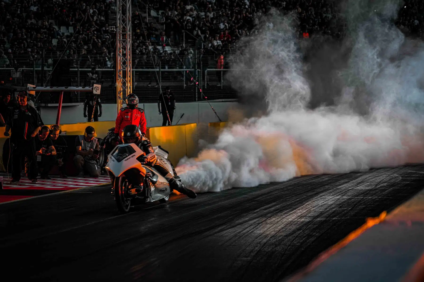 NitrOlympX - Wenn die Luft brennt und das Motodrom zittert auf dem Hockenheimring am 30.08.2025.
Foto © by Boris Korpak/ bokopictures NitrOlympX - Wenn die Luft brennt und das Motodrom zittert auf dem Hockenheimring am 30.08.2025.
Foto © by Boris Korpak/ bokopictures