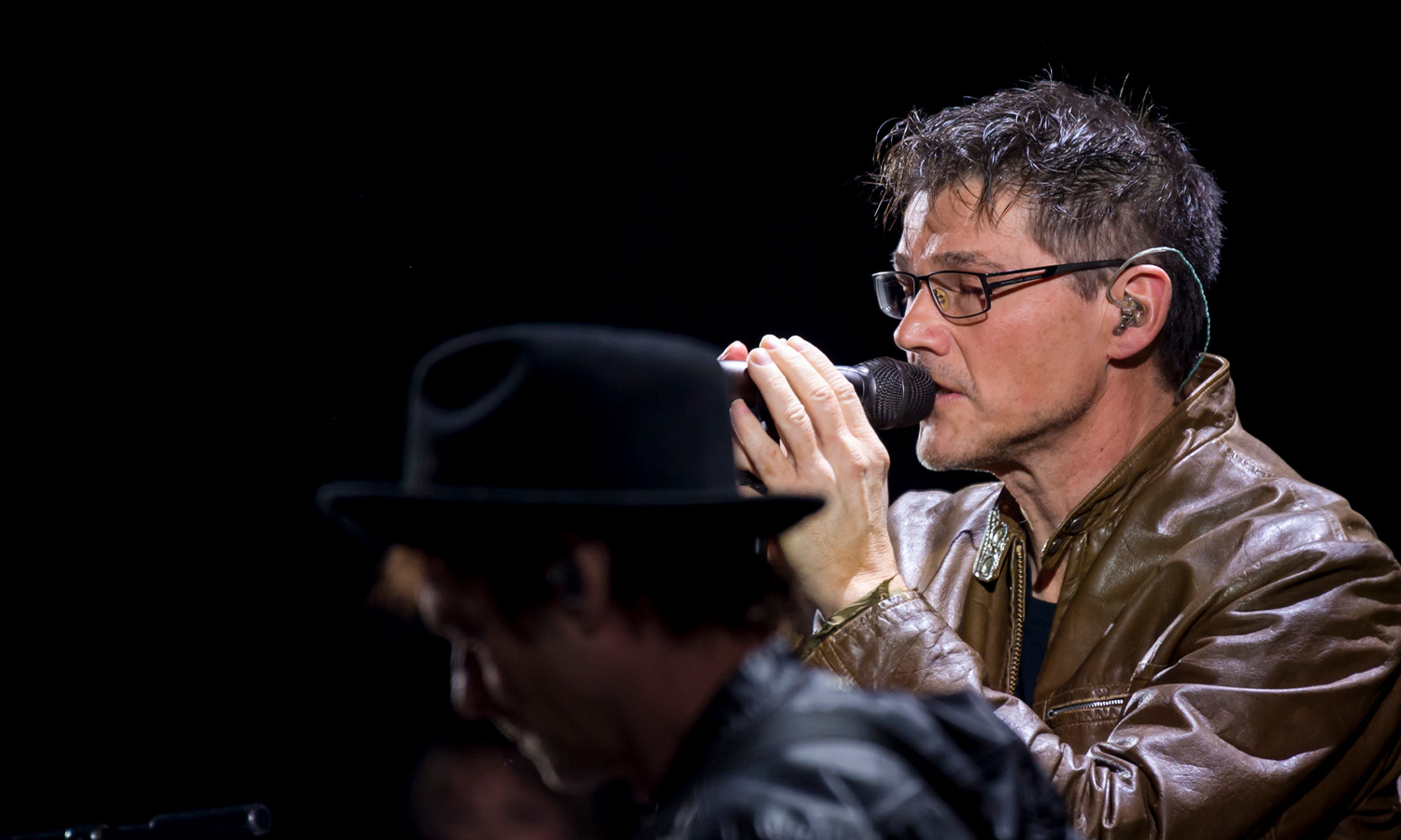 A-ha live bei ihrer Unplugged-Tour in der Festhalle Frankfurt mit stimmungsvoller Bühnenatmosphäre und begeisterten Fans