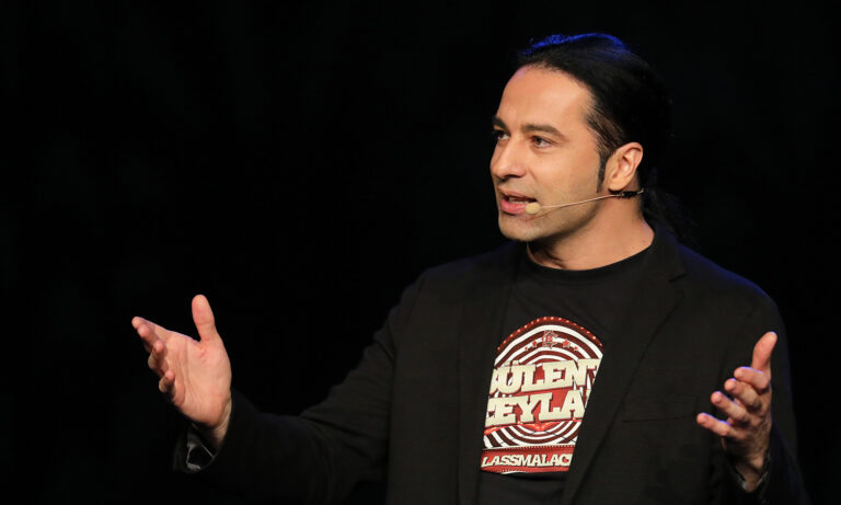 Comedian Bülent Ceylan während seines Programms Lassmalache im Capitol Mannheim.