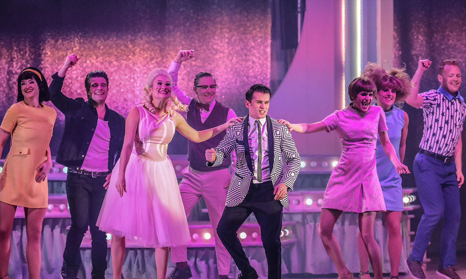 Ensemble des Musicals Hairspray auf der Bühne im Rosengarten Mannheim