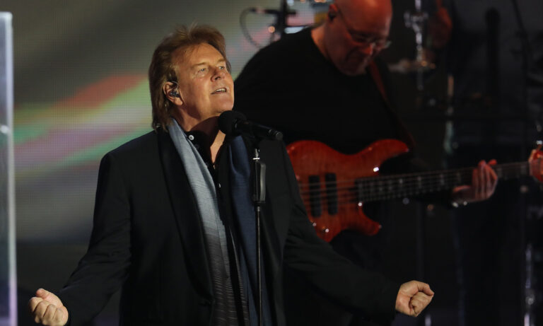 Schlagersänger Howard Carpendale während seines Konzerts im Rosengarten Mannheim.