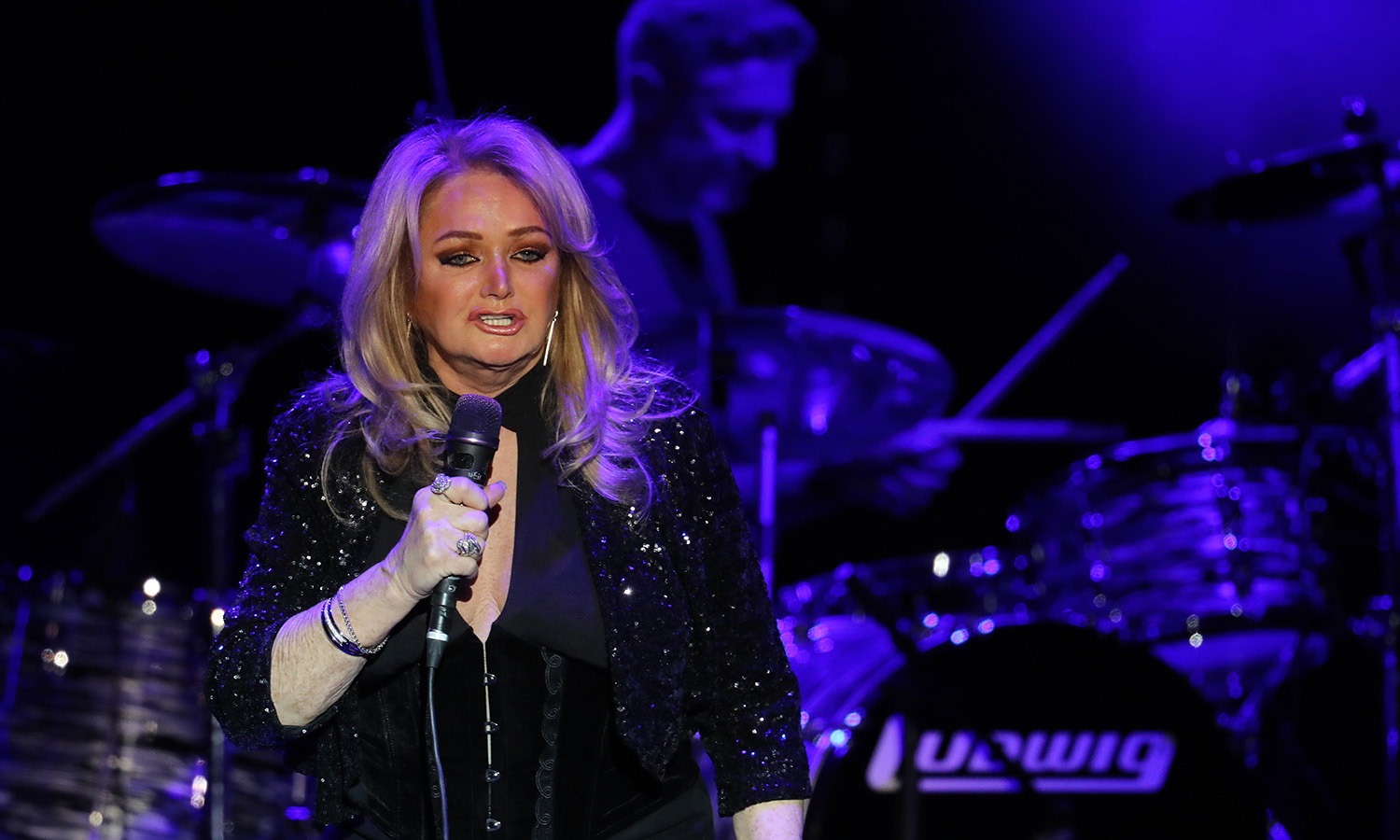 Bonnie Tyler während ihres Konzerts im Rosengarten Mannheim auf Jubiläums-Tournee.
