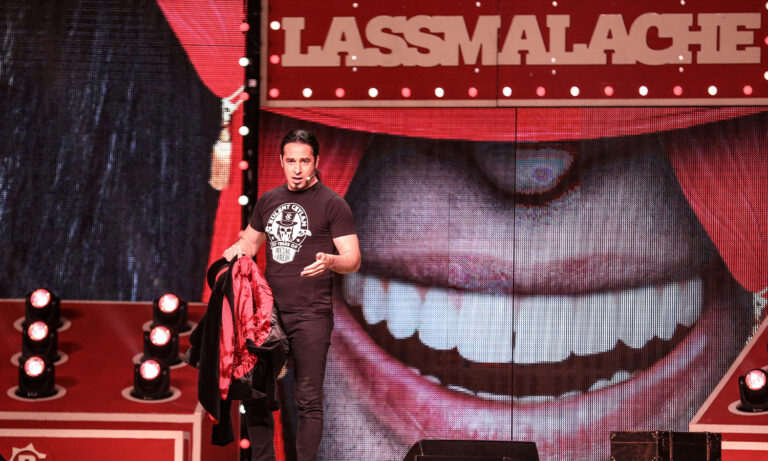 Bülent Ceylan live bei seiner 20 Jahre Comedy-Jubiläumsshow in der SAP Arena Mannheim mit begeistertem Publikum