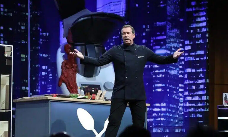 Sternekoch Alexander Herrmann bei seiner Live-Show im Rosengarten Mannheim auf der Bühne