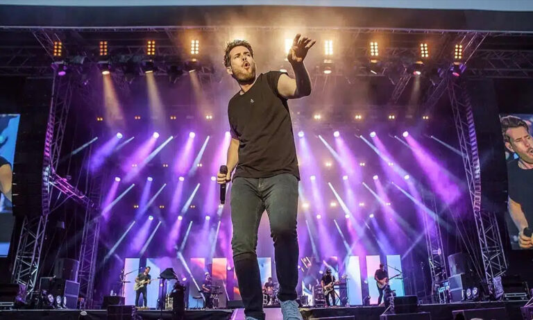 Revolverheld Sänger Johannes Strate bei der Show beim Hessentag Korbach 2018 auf der Bühne
