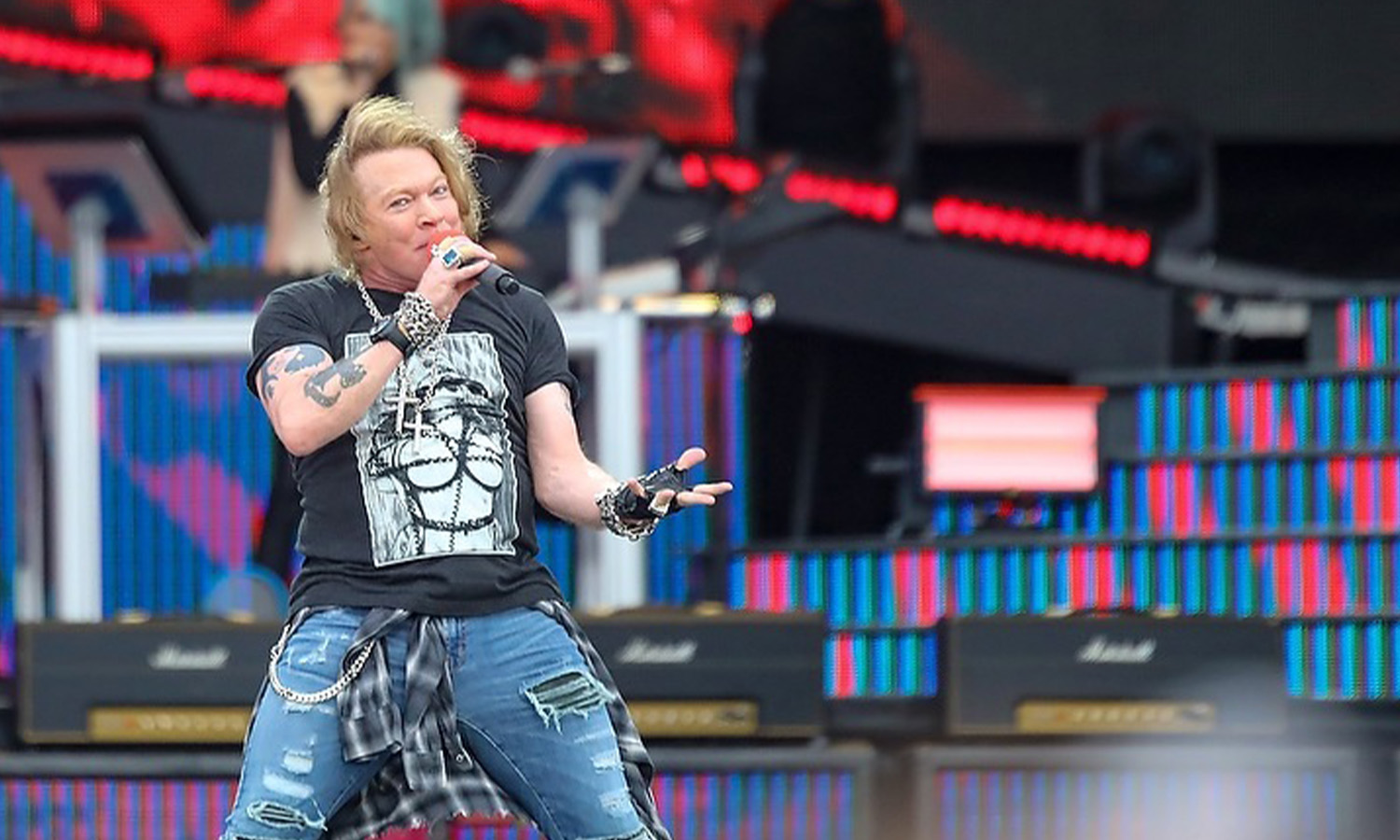 Guns N’ Roses live in Mannheim bei der „Not In This Lifetime...“ Tour mit großer Rockshow, Bühnenperformance und begeisterten Fans