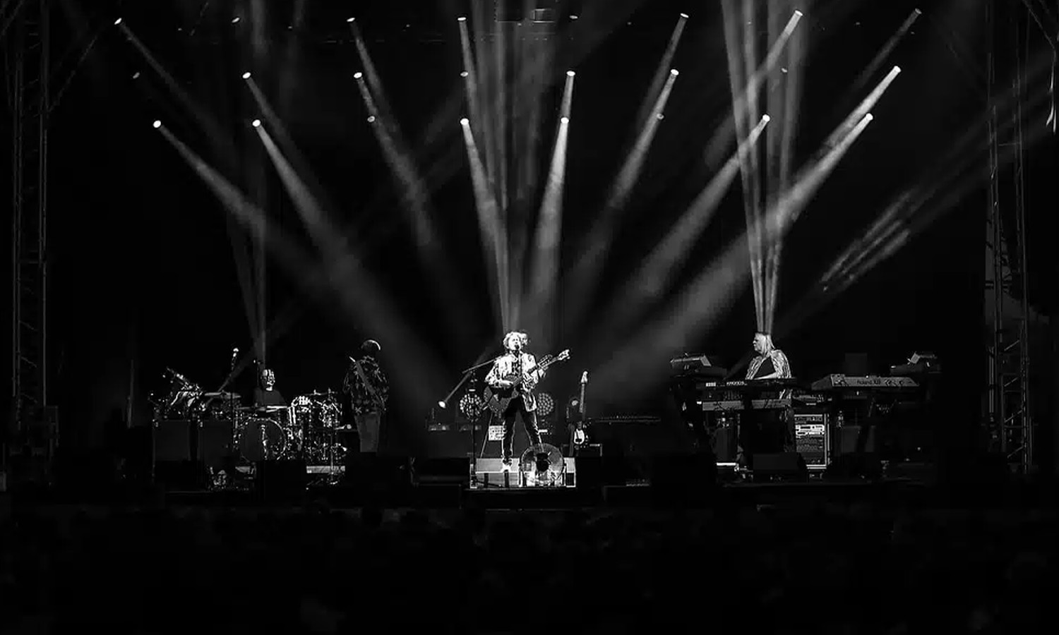 Jon Anderson singt am Mikrofon bei einem Live-Auftritt von YES featuring ARW im Palastzelt auf dem Zeltfestival Rhein-Neckar in Mannheim.