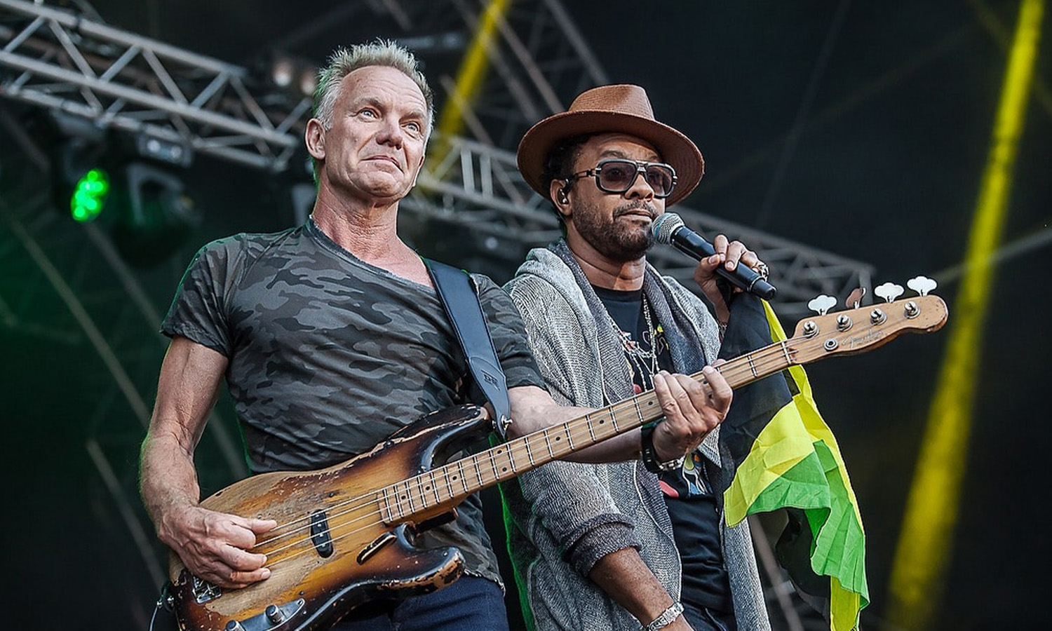 Sting und Shaggy stehen gemeinsam auf der Open-Air-Bühne beim Sommerkonzert vor dem Dom in Fulda vor begeistertem Publikum.