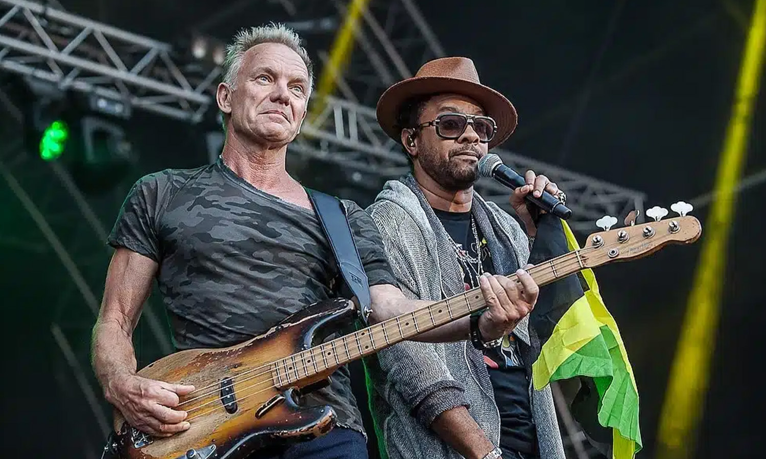 Sting und Shaggy stehen gemeinsam auf der Open-Air-Bühne beim Sommerkonzert im Volkspark Mainz vor begeistertem Publikum.