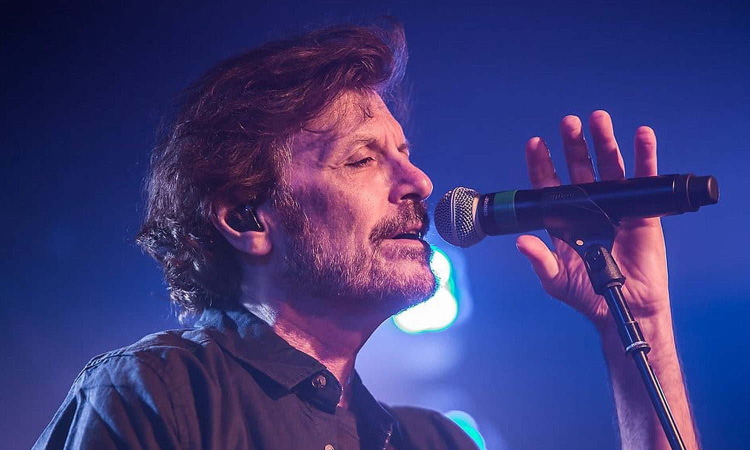 Die Band The Hooters steht live auf der Bühne im ausverkauften Colos-Saal in Aschaffenburg vor jubelndem Publikum.