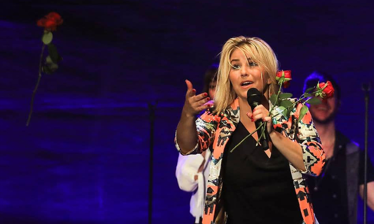 Sängerin Beatrice Egli steht strahlend auf der Open-Air-Bühne im Musiktheater am Kloster Lorsch vor begeistertem Publikum.