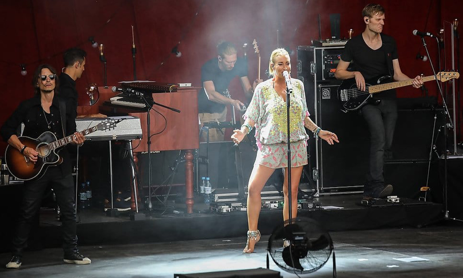 Sängerin Sarah Connor steht emotional und ausdrucksstark live auf der großen Open-Air-Bühne beim Jazz & Joy Festival auf dem Marktplatz in Worms vor Publikum.