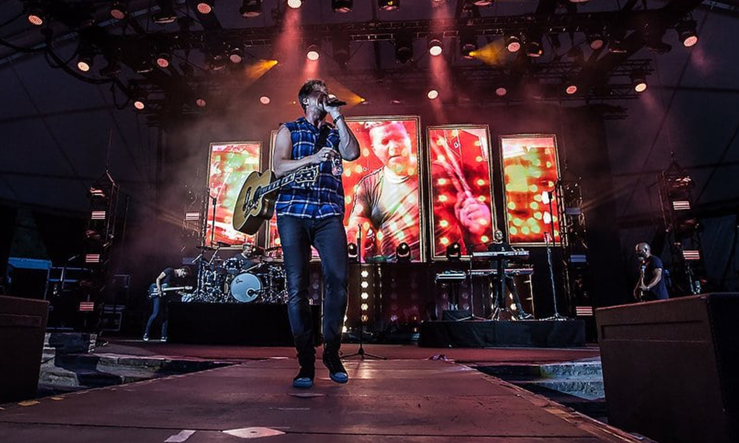 Sänger Samu Haber von Sunrise Avenue steht live auf der Open-Air-Bühne der Loreley vor begeistertem Publikum und malerischer Kulisse.