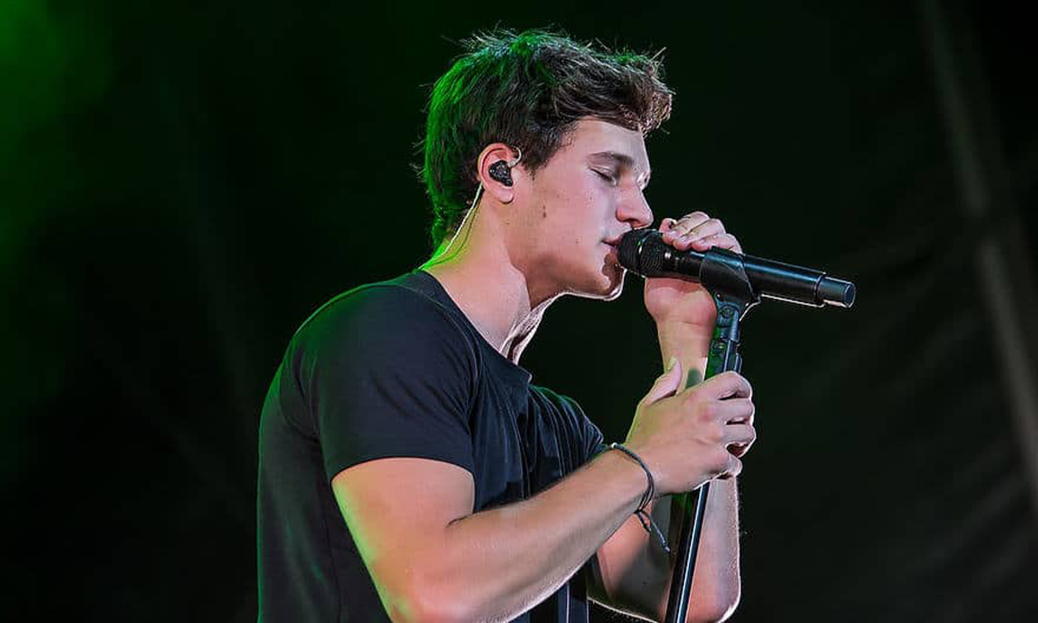 Sänger Wincent Weiss steht live auf der Freilichtbühne beim Gießener Kultursommer vor begeistertem Publikum.