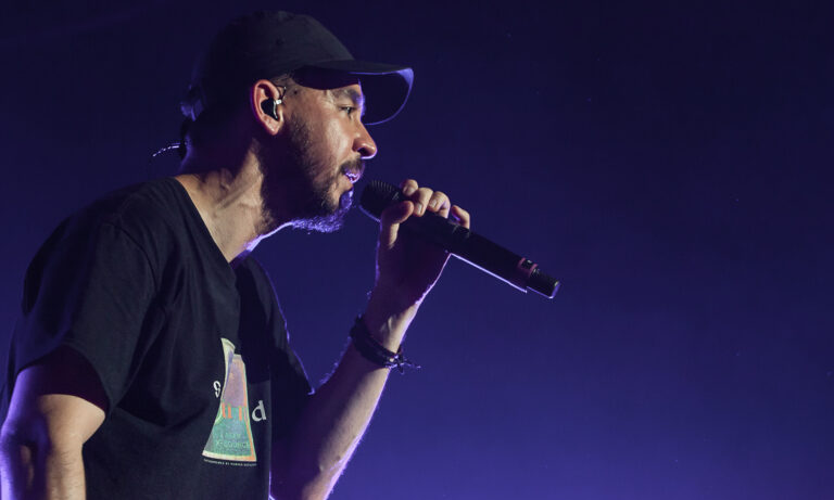 Mike Shinoda live bei seinem Konzert in Offenbach mit emotionaler Bühnenperformance und begeisterten Fans