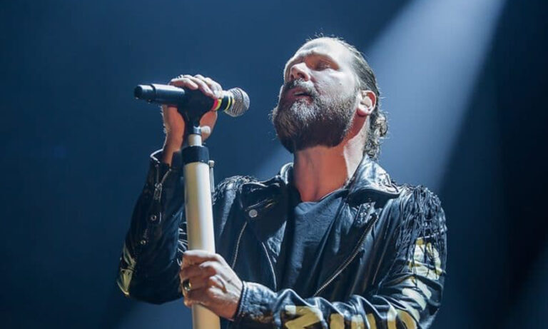 Sänger Rea Garvey steht live auf der Bühne im Mannheimer Rosengarten vor begeistertem Publikum.