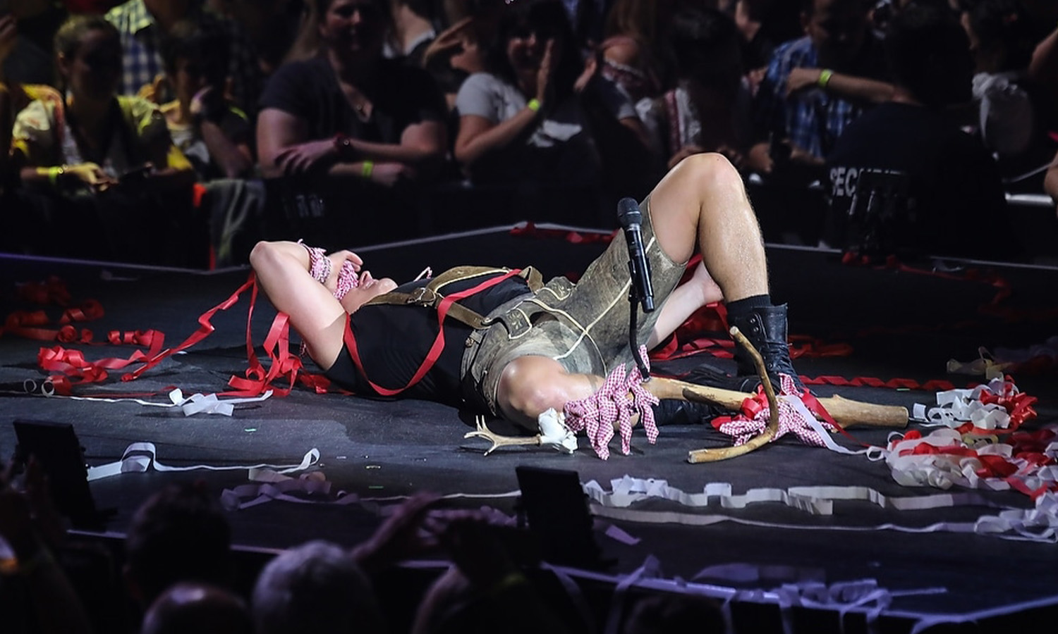 VolksRock’n’Roller Andreas Gabalier steht live auf der großen Bühne in der SAP Arena Mannheim vor jubelndem Publikum.