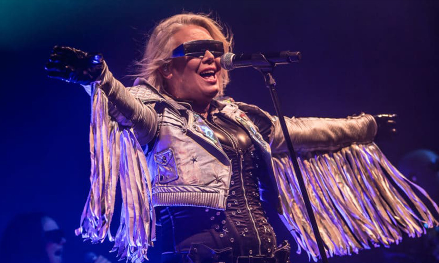 Sängerin Kim Wilde performt energiegeladen und live auf der Bühne in der Batschkapp Frankfurt vor einem begeisterten Publikum.
