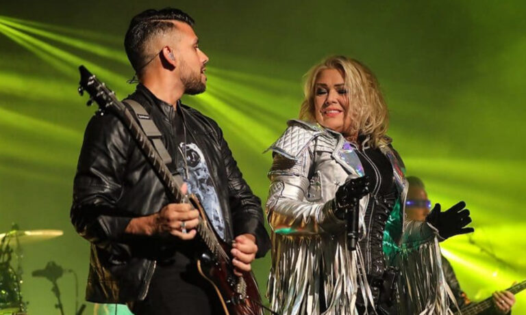 Sängerin Kim Wilde steht gut gelaunt und energiegeladen live auf der Bühne im Mannheimer Capitol vor feierndem Publikum.