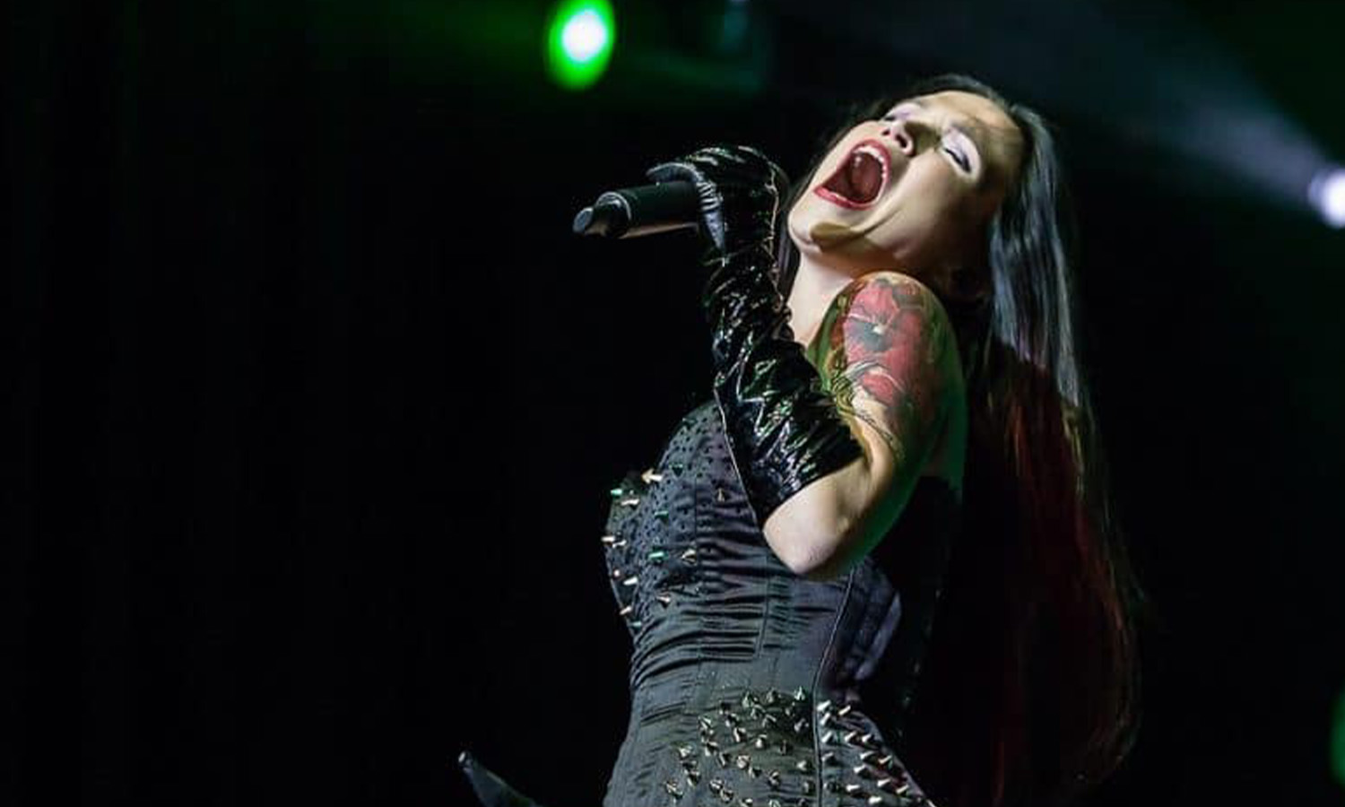 Sängerin Tarja Turunen steht ausdrucksstark und mit Mikrofon live auf der Bühne in der Batschkapp Frankfurt vor begeistertem Publikum.