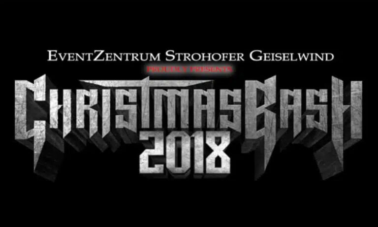 Die Menge feiert ausgelassen vor der großen Bühne beim Christmas Bash 2018 im Eventzentrum in Geiselwind.