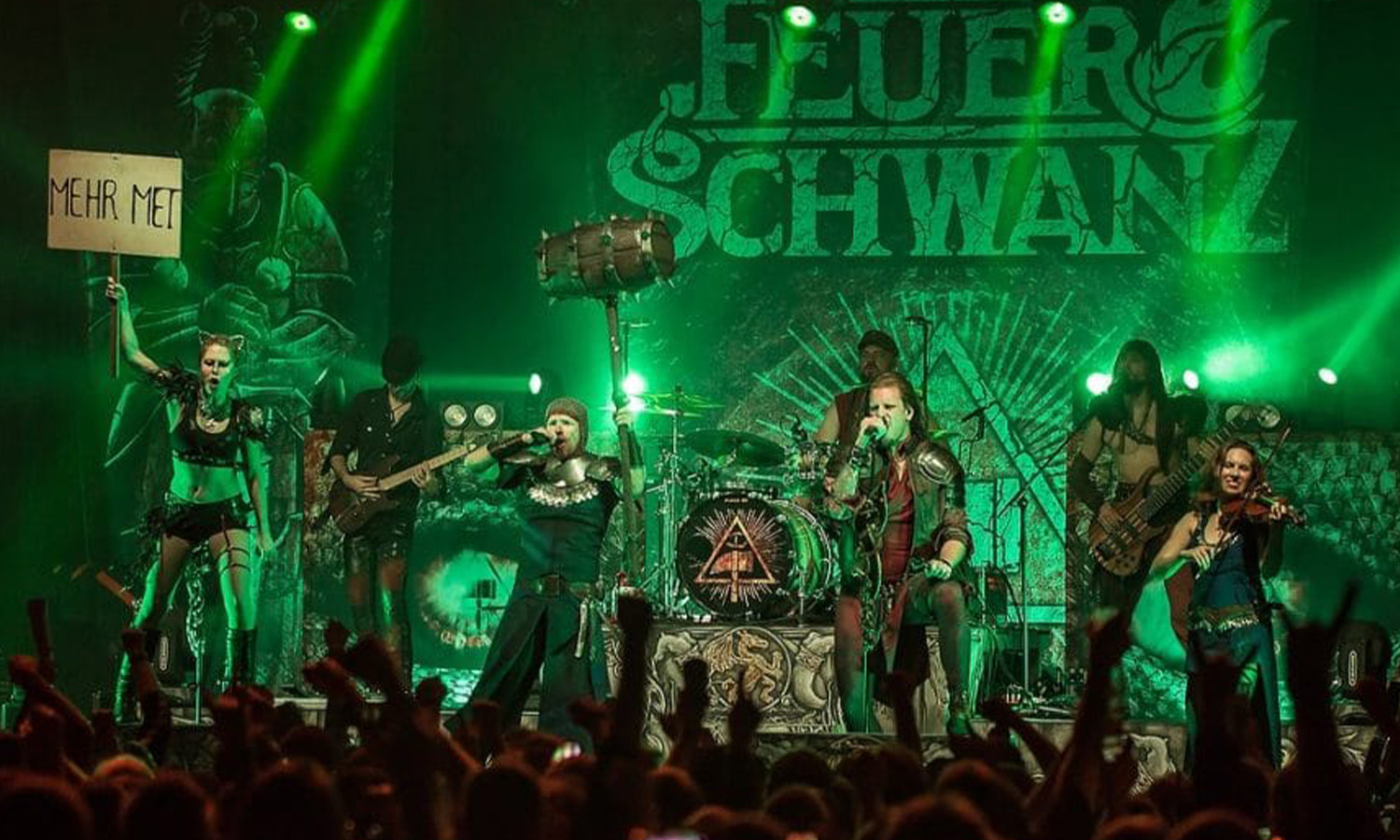 Die Mittelalter-Rock-Band Feuerschwanz steht live und energiegeladen auf der Bühne in der Batschkapp Frankfurt vor einem feiernden Publikum.