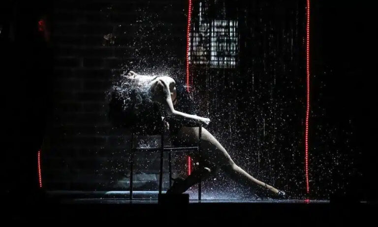 Szene aus FLASHDANCE – Das Musical im Mannheimer Rosengarten mit Ensemble auf der Bühne