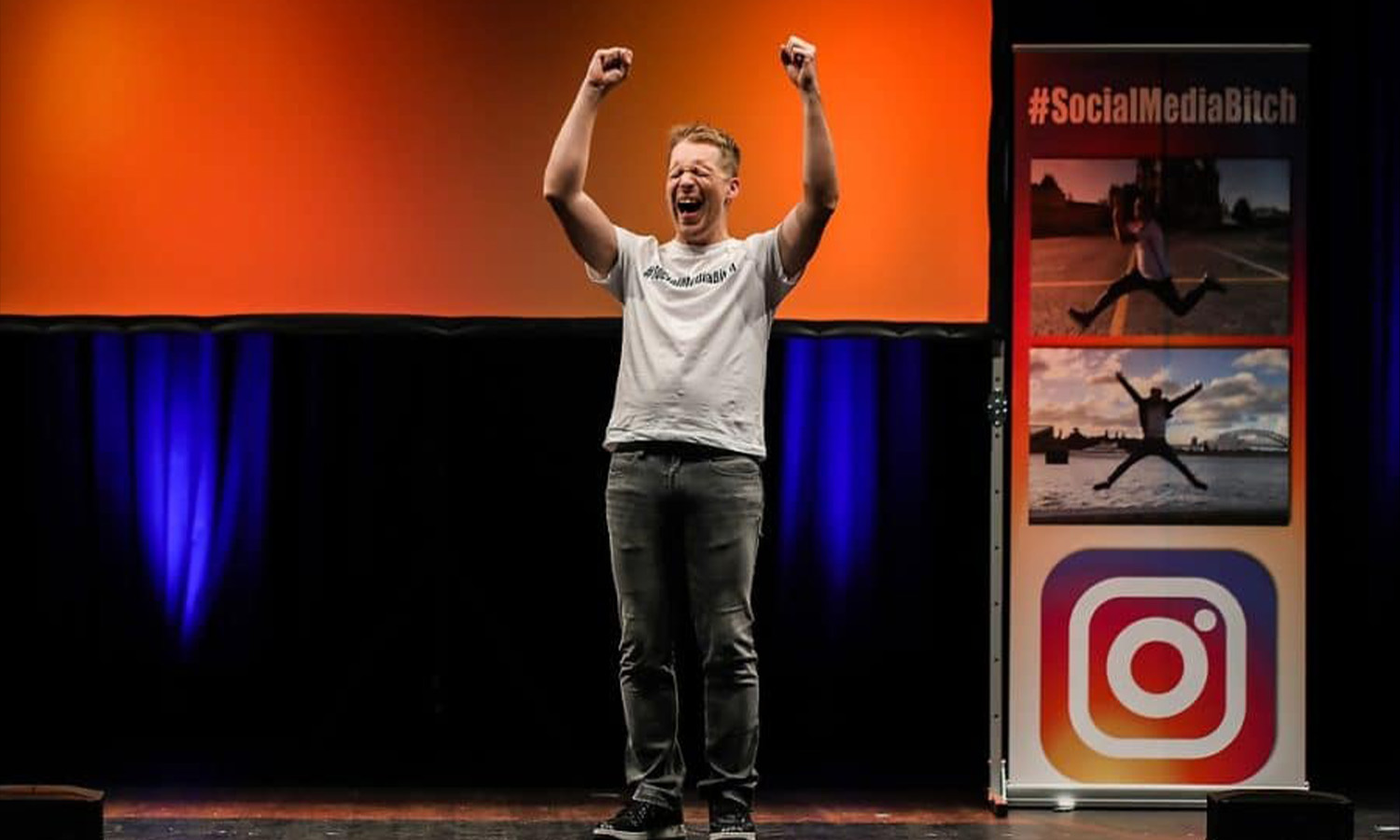 Comedian Oliver Pocher steht mit Mikrofon gestikulierend auf der Bühne im Capitol Mannheim vor begeistertem Publikum.
