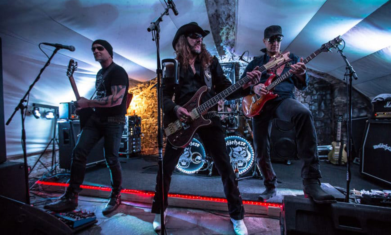 Fans und Musiker feiern den St. Lemmy’s Day mit einer Motörhead-Tribute-Band auf der stimmungsvoll beleuchteten Burg Greifenstein.