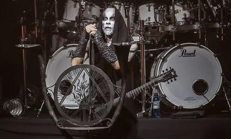Behemoth um Frontmann Adam Nergal Darski bei ihrem Konzert in Frankfurt während der Ecclesia Diabolica Evropa Tour