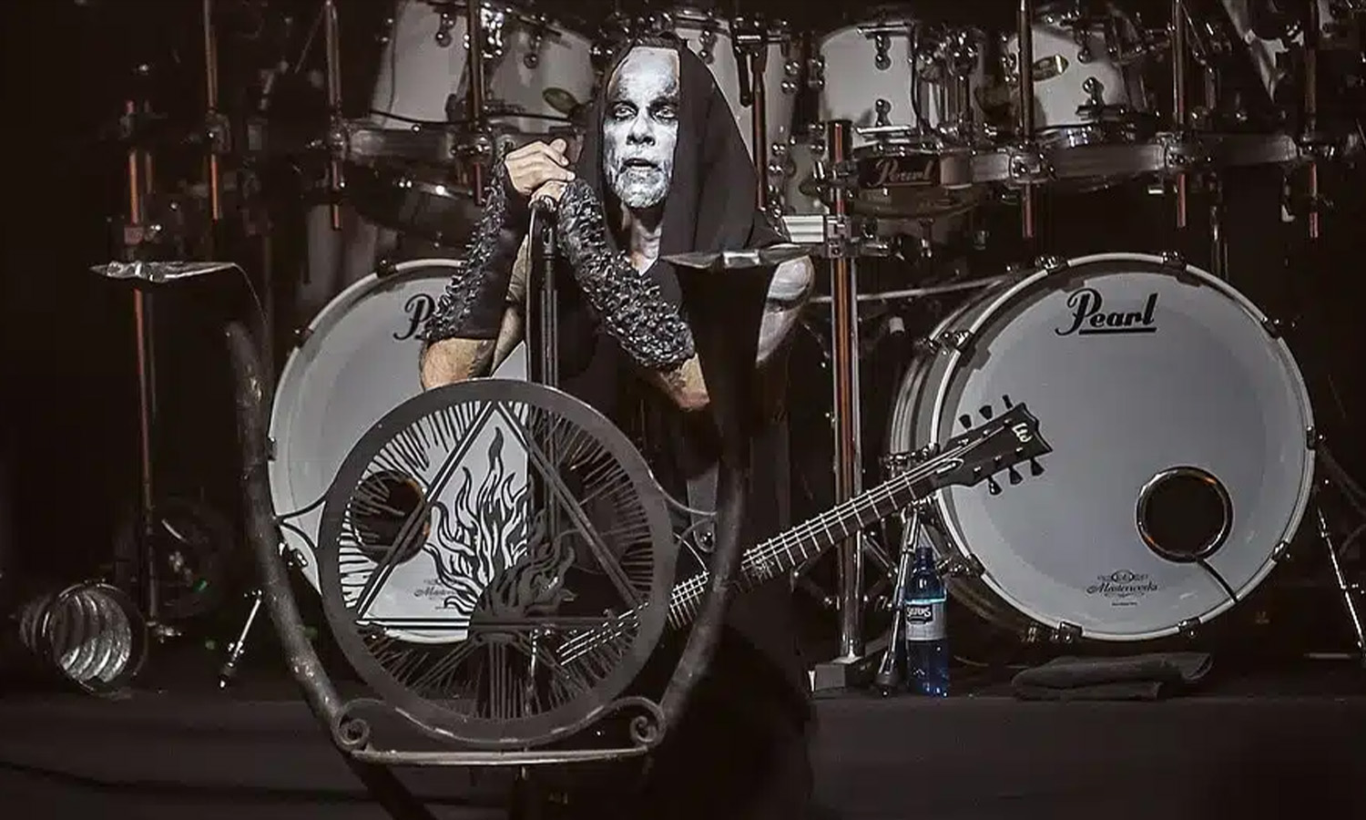 Behemoth um Frontmann Adam Nergal Darski bei ihrem Konzert in Frankfurt während der Ecclesia Diabolica Evropa Tour