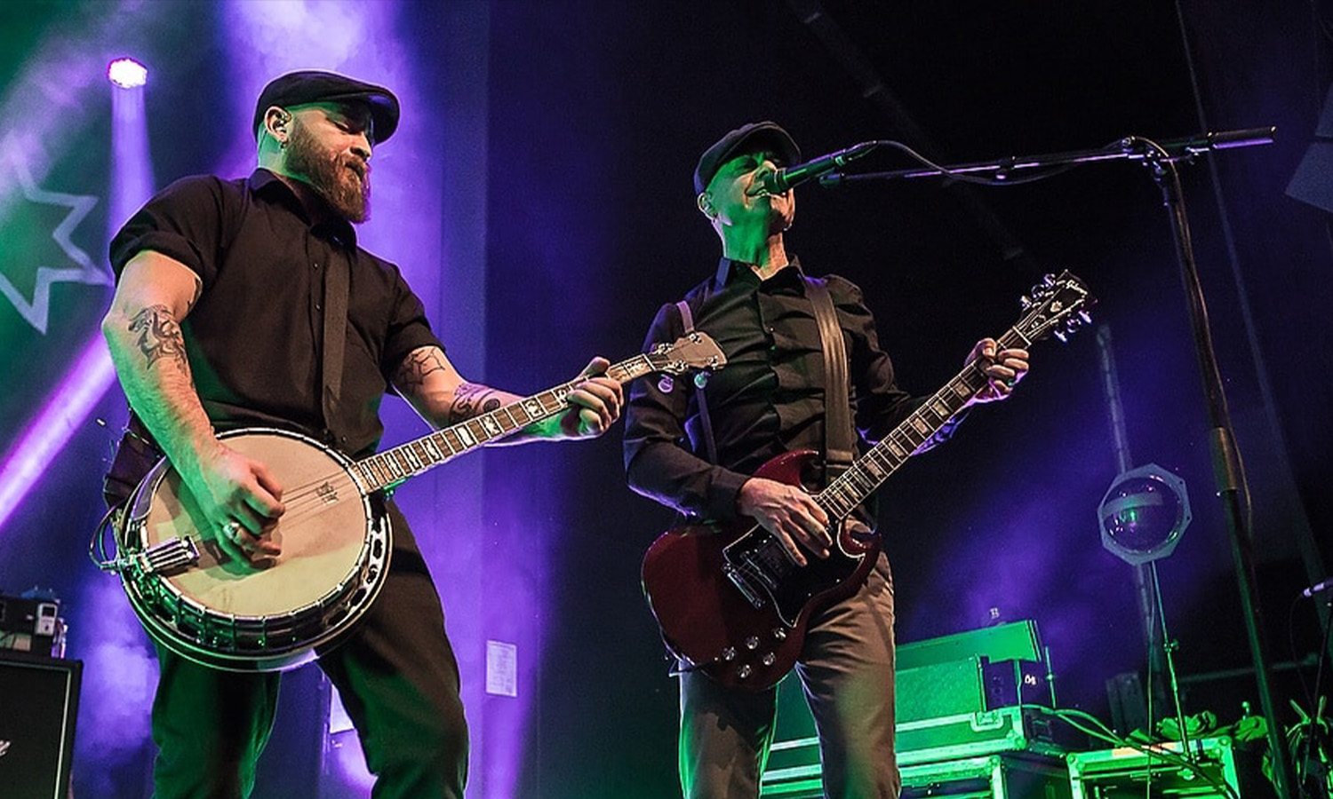 Flogging Molly bei ihrem Konzert im Schlachthof Wiesbaden auf der Bühne
