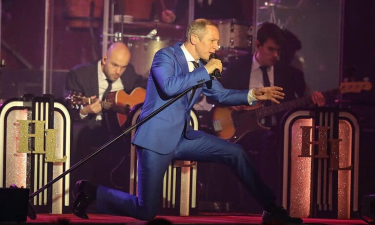 Helmut Lotti gemeinsam mit dem Golden Symphonic Orchestra bei seinem Konzert im Mannheimer Rosengarten