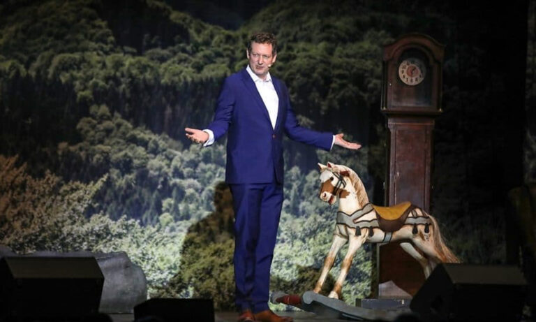 Dr. Eckart von Hirschhausen während seines Programms „Endlich!“ im Mannheimer Rosengarten