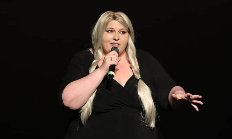 Nicole Jäger bei ihrem Stand-up-Programm „Nicht direkt perfekt“ im Capitol Mannheim auf der Bühne