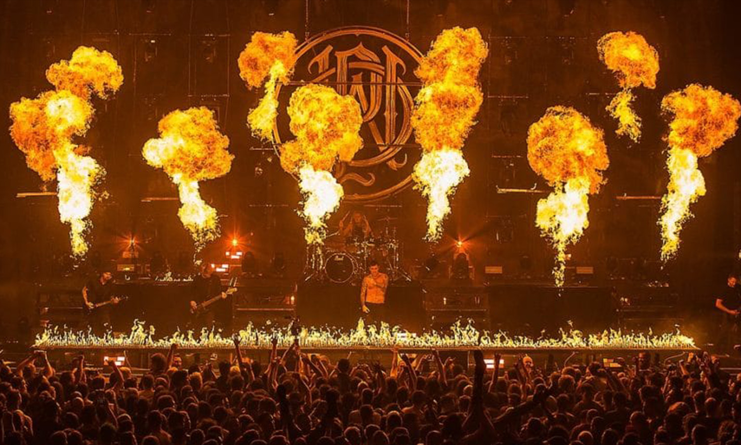 Parkway Drive bei ihrer spektakulären Metalcore-Show in der Jahrhunderthalle Frankfurt mit Feuer und Licht