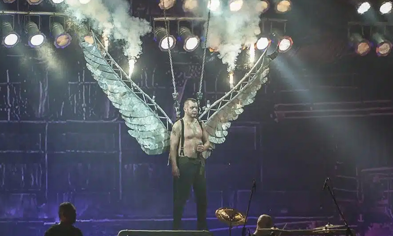 Stahlzeit bei ihrer Rammstein-Tribute-Show in der Jahrhunderthalle Frankfurt mit spektakulärer Pyrotechnik